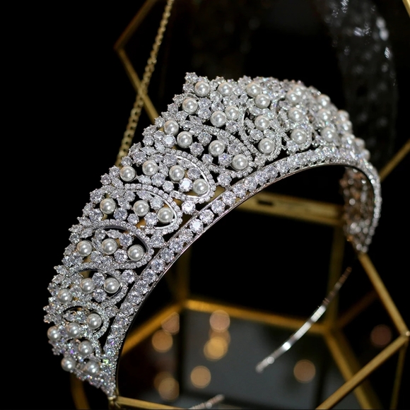 Swarovski crystals and peal crown tiara - Picture 3 of 6